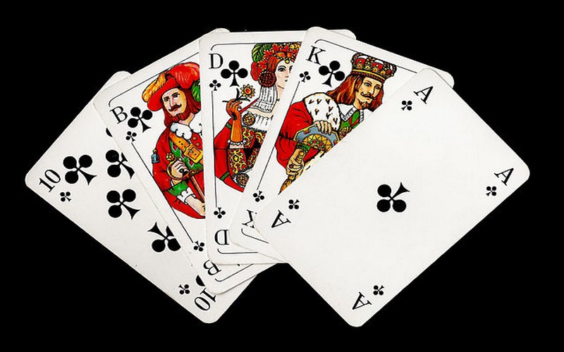 Giải đáp câu hỏi flush poker là gì cùng Hello88?